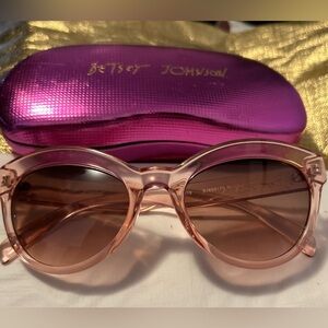 🕶️💖Betsey Johnson Rose-Tinted Sunglasses with Vibrant Case